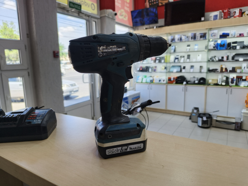 Шуруповерт Makita DF347DWE